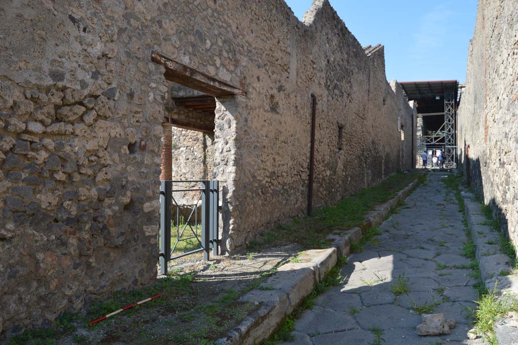 Unnamed vicolo between I.9 and I.8, west side, Pompeii. October 2017. Looking south from near I.8.10. 
Foto Taylor Lauritsen, ERC Grant 681269 DCOR.
