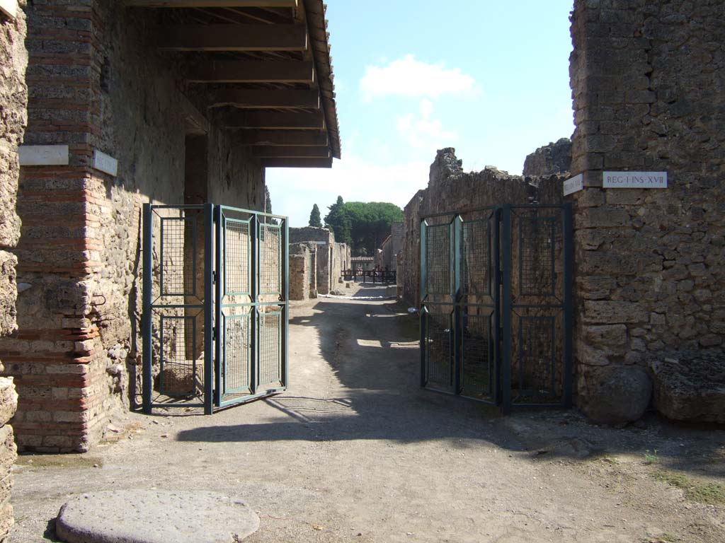 Unnamed vicolo between 1.8 and I.9. September 2005. Looking north towards Via dellAbbondanza. 