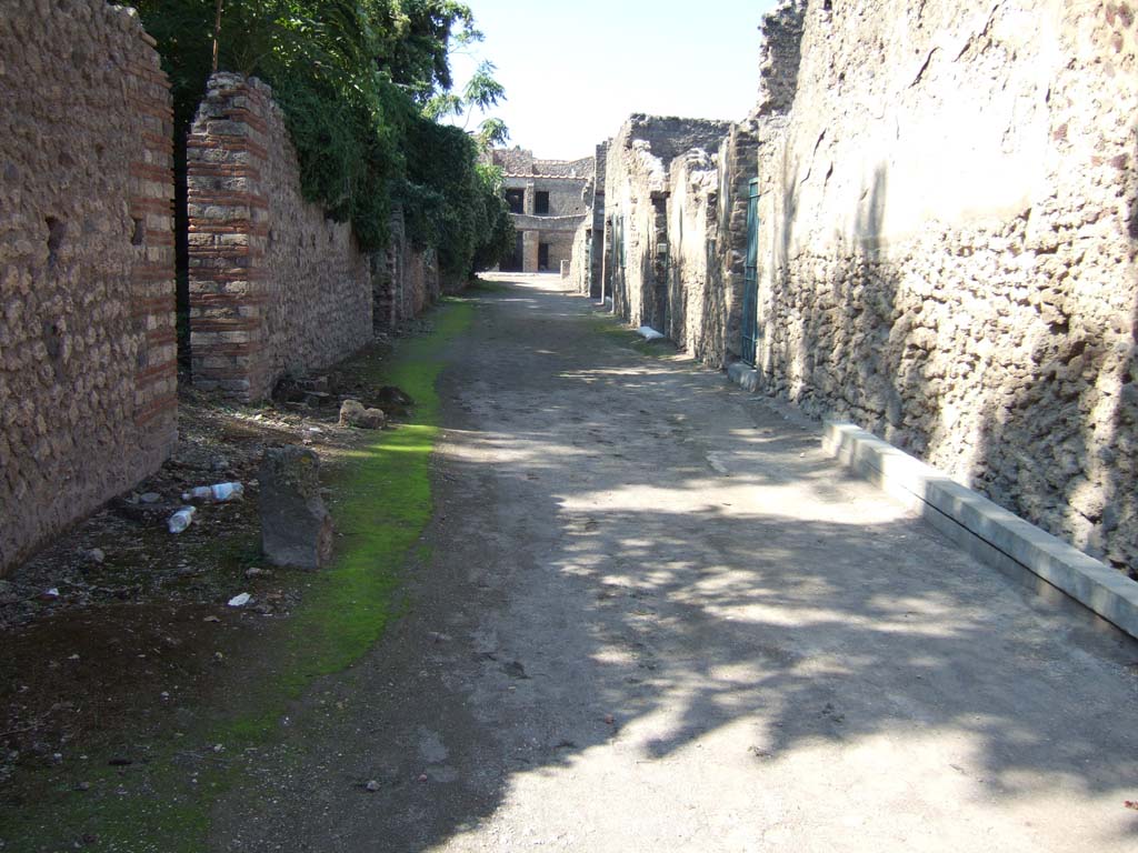 Unnamed vicolo. Looking east from junction with Via di Castricio. September 2005.