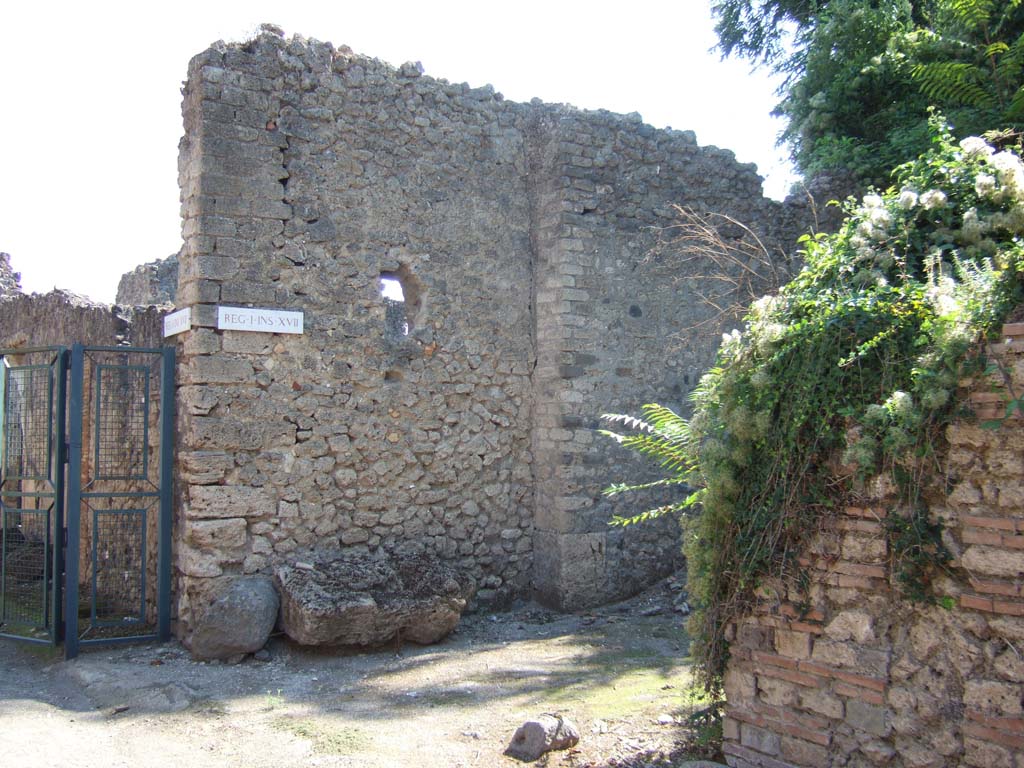 Unnamed vicolo, Pompeii, between I.8, on left, and I.9, on right. December 2018. 
Looking north from junction with Via di Castricio. Photo courtesy of Aude Durand.
