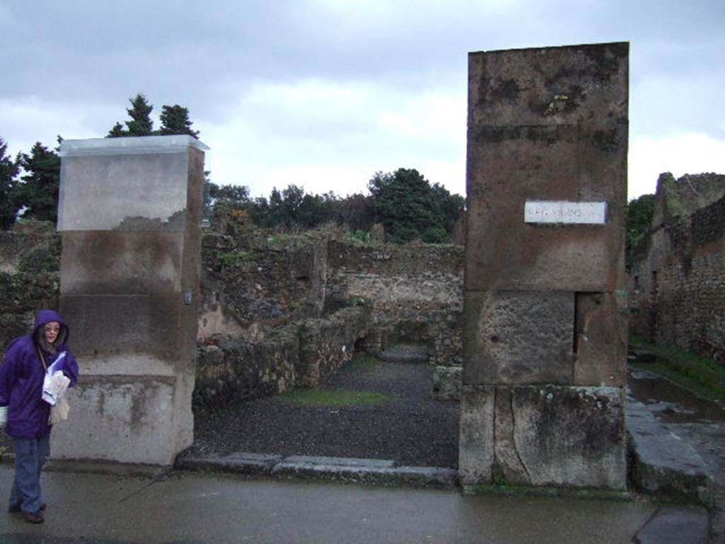 Via dell Abbondanza. South side at VIII.5.19 with entrance to unnamed vicolo on the right. December 2005.