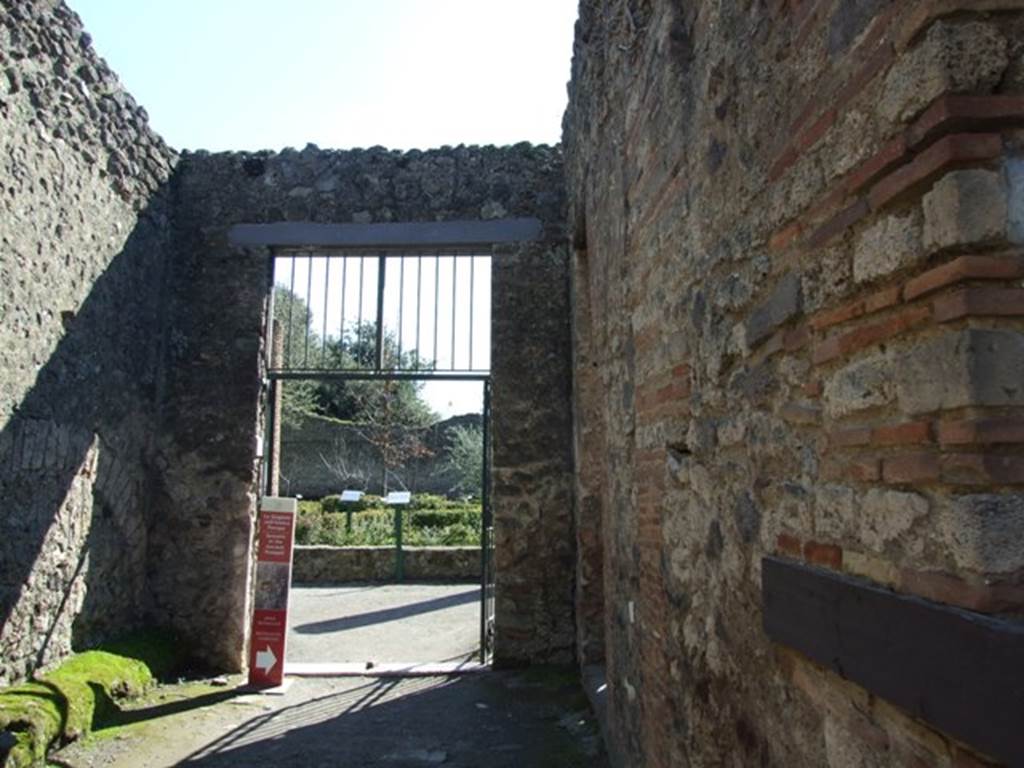 Unnamed vicolo between both side of VIII.5. South end. Entrance at VIII.5.16. March 2009.