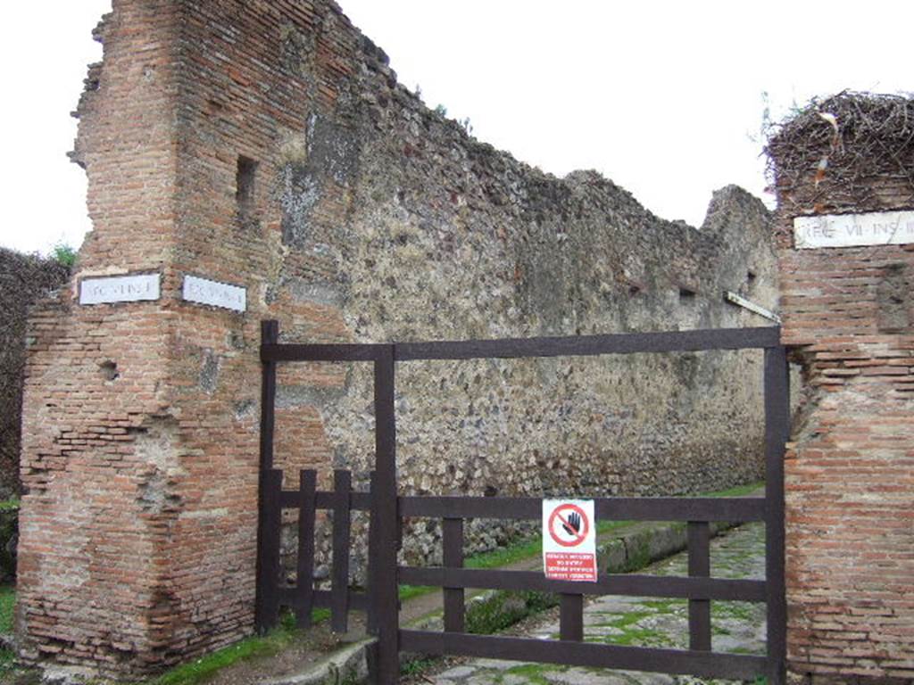 Via Stabiana between VII.2 and VII.3. December 2005. Looking west towards entrance of Vicolo del Panettiere. 