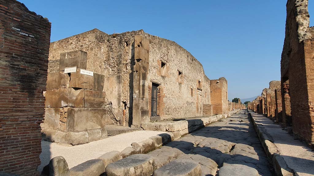 Via Stabiana, west side, December 2018. 
Looking north along VII.1, the east side of the Stabian Baths, with entrance at VII.1.14, in centre.
Foto Annette Haug, ERC Grant 681269 DÉCOR
