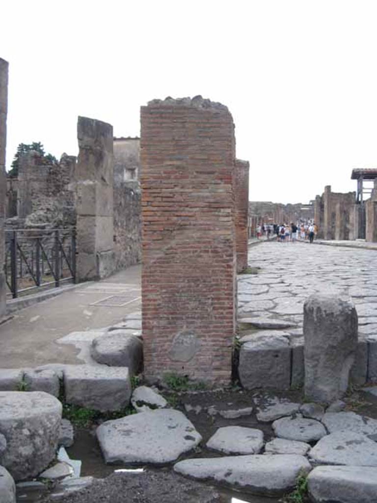 Via Stabiana, west side, September 2010. Looking west from Holconius’ crossroads onto the Via dell’Abbondanza at VIII.4.17. This pilaster was numbered by Domenico Spinelli as Strada Stabiana 91. It was referred to as the south-east pilaster of Ianus Holconiorum. Photo courtesy of Drew Baker.