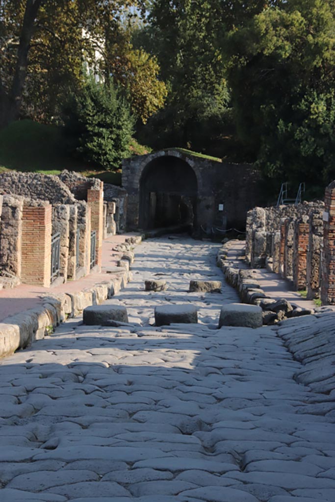 Via Stabiana, Pompeii. October 2023.
Looking south towards Porta Stabia, from between I.2 on left, and VIII.7 on right. Photo courtesy of Klaus Heese.
