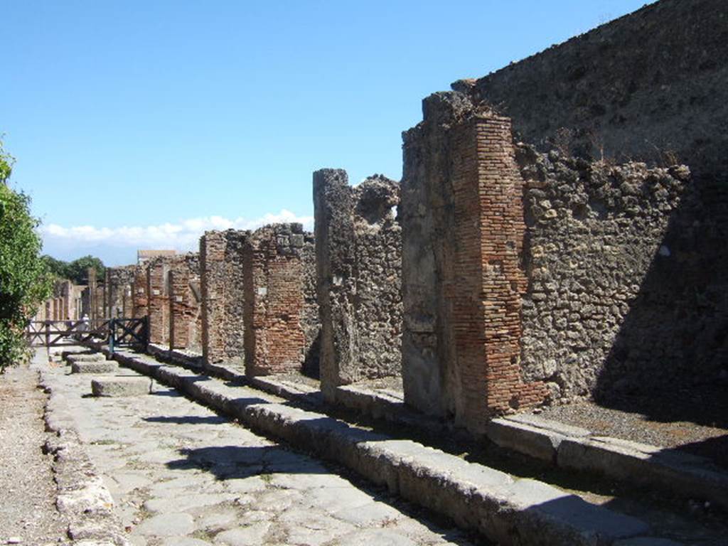 Via degli Augustali. September 2005. South side. Looking east from outside VII.9.24. 