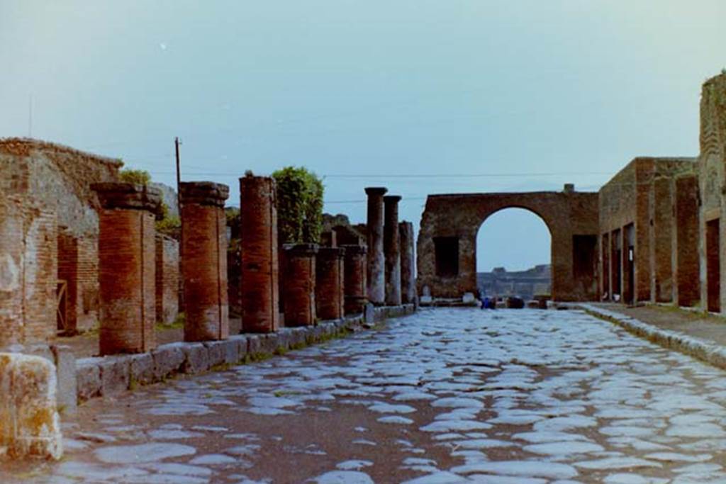 Via del Foro, Pompeii. 4th April 1980, pre earthquake. Looking south. Photo courtesy of Tina Gilbert.