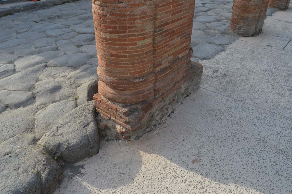 Via del Foro, east side, Pompeii. March 2019. Base of fourth column/pilaster from south end, looking north-west.
Foto Taylor Lauritsen, ERC Grant 681269 DCOR.
