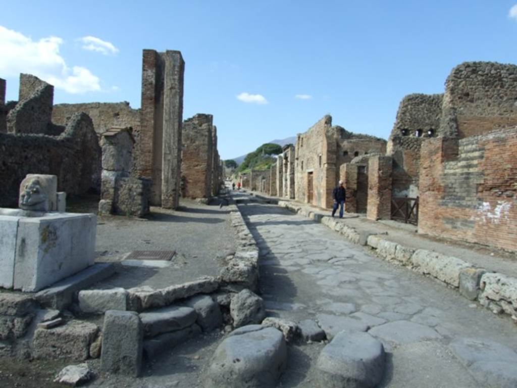 Via del Vesuvio between VI.14 and V.1. Looking north from the Quadrivio. March 2009. Via del Vesuvio is shown on some plans as the northern end of Via Stabiana running from this crossroads to the Vesuvian Gate.
According to Fiorelli, the first excavations of Pompeii started near this crossroads on 1st April 1748. See Pappalardo, U., 2001. La Descrizione di Pompei per Giuseppe Fiorelli (1875). Napoli: Massa Editore. (p. 155).
