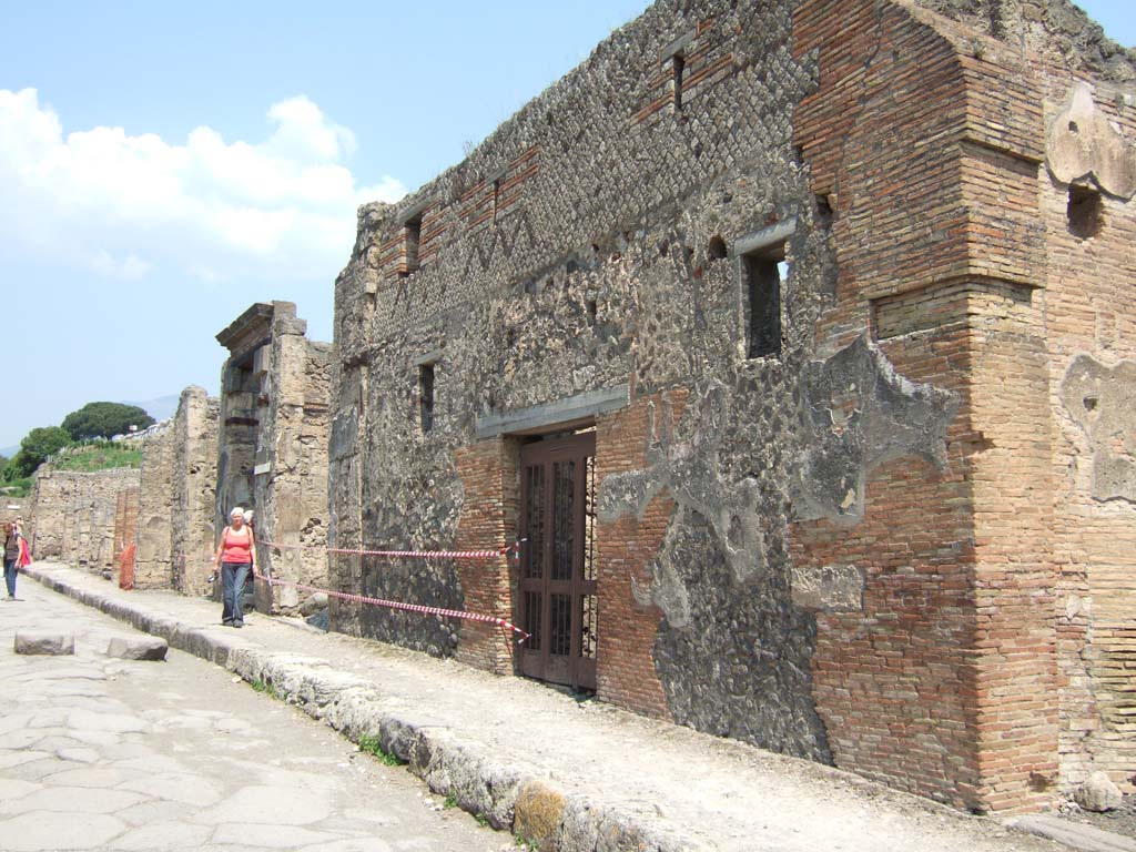 Via del Vesuvio. May 2006. East side. Looking north near V.1.28. 