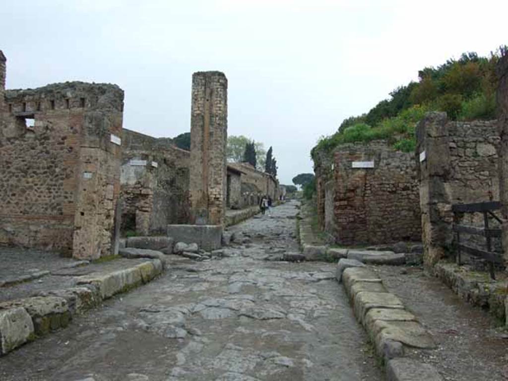 Via del Vesuvio. May 2010. Looking north towards the junction at the north-east corner of VI.14, in the middle of the Via.