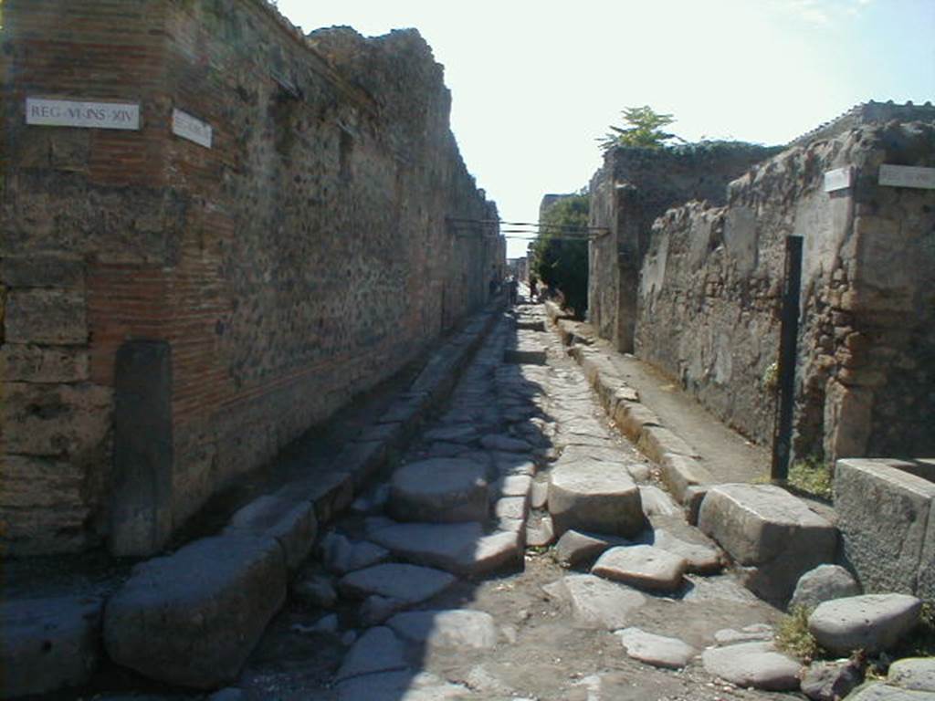 Vicolo di Mercurio between VI.14 and VI.16. Looking west from crossroads with Via del Vesuvio (Via Stabiana). September 2004.
