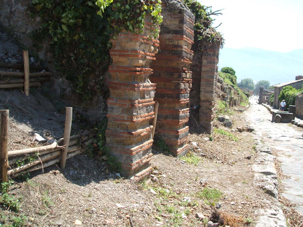 Via del Vesuvio (Via Stabiana). May 2005. East side. Looking south from V.6.17. 