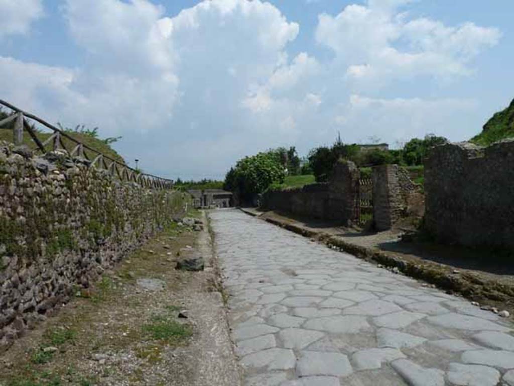 Via dell’Abbondanza. May 2010. Looking east between III.7 and II.5 from near the junction with Vicolo dell’Anfiteatro.