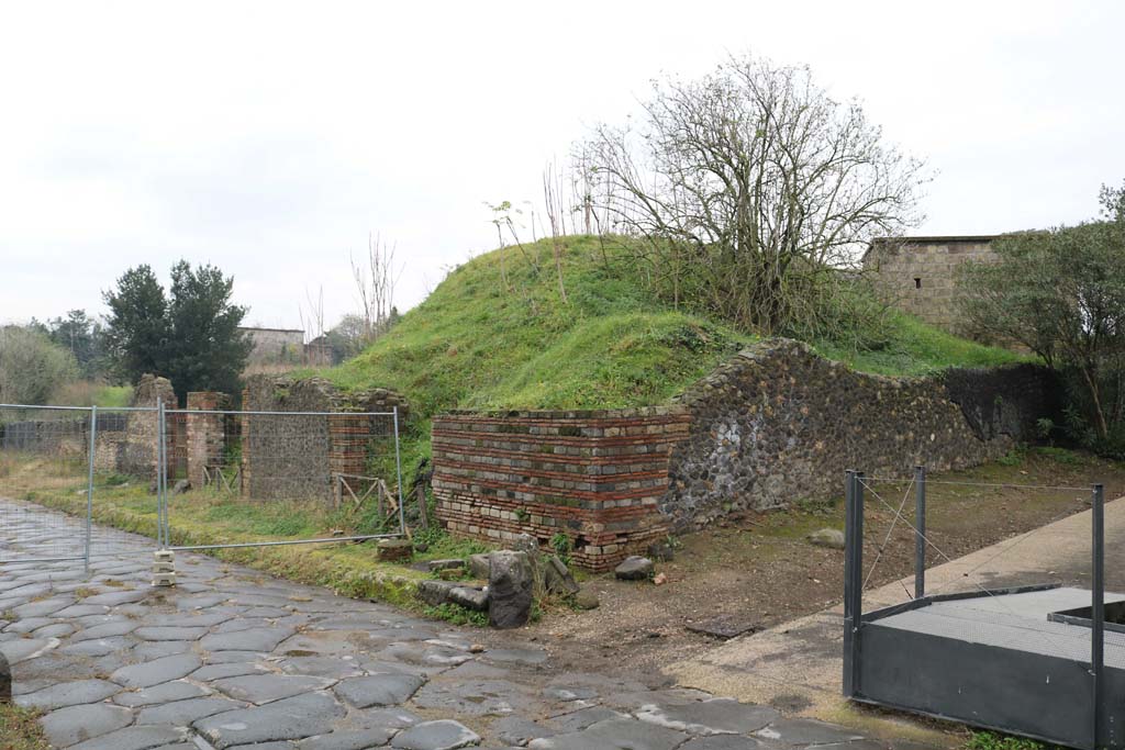 Via dell’Abbondanza, south side. December 2018. 
Looking south-east at junction with Vicolo dell’Anfiteatro, towards insula II.5. Photo courtesy of Aude Durand.

