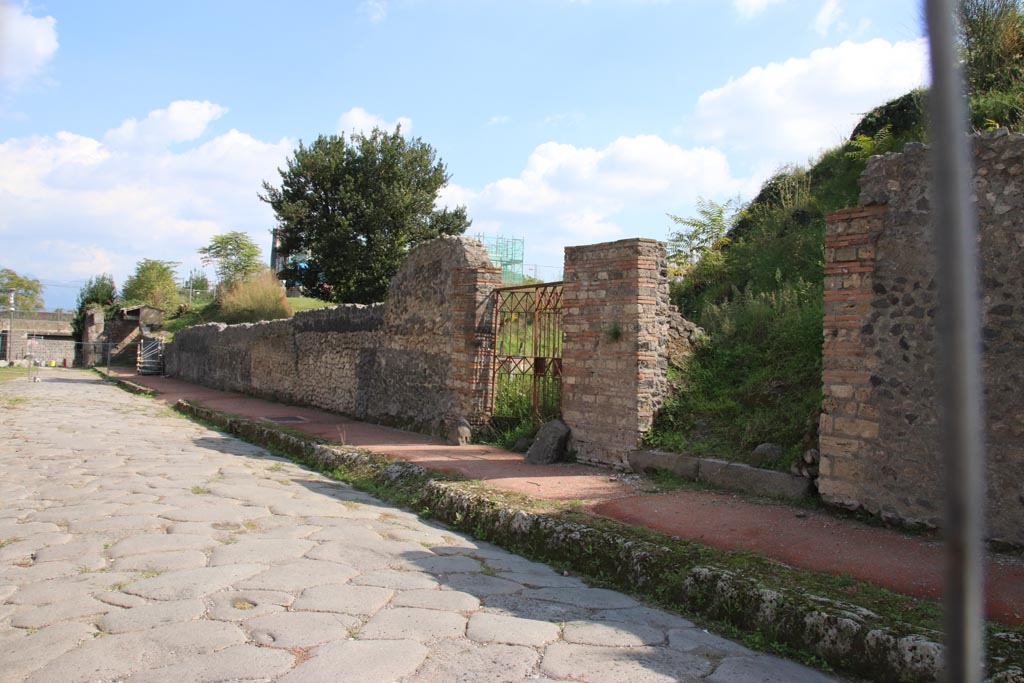 Via dell’Abbondanza, south side, Pompeii. 1972. Looking east along II.5, from II.5.2, on right. Photo courtesy of Klaus Heese