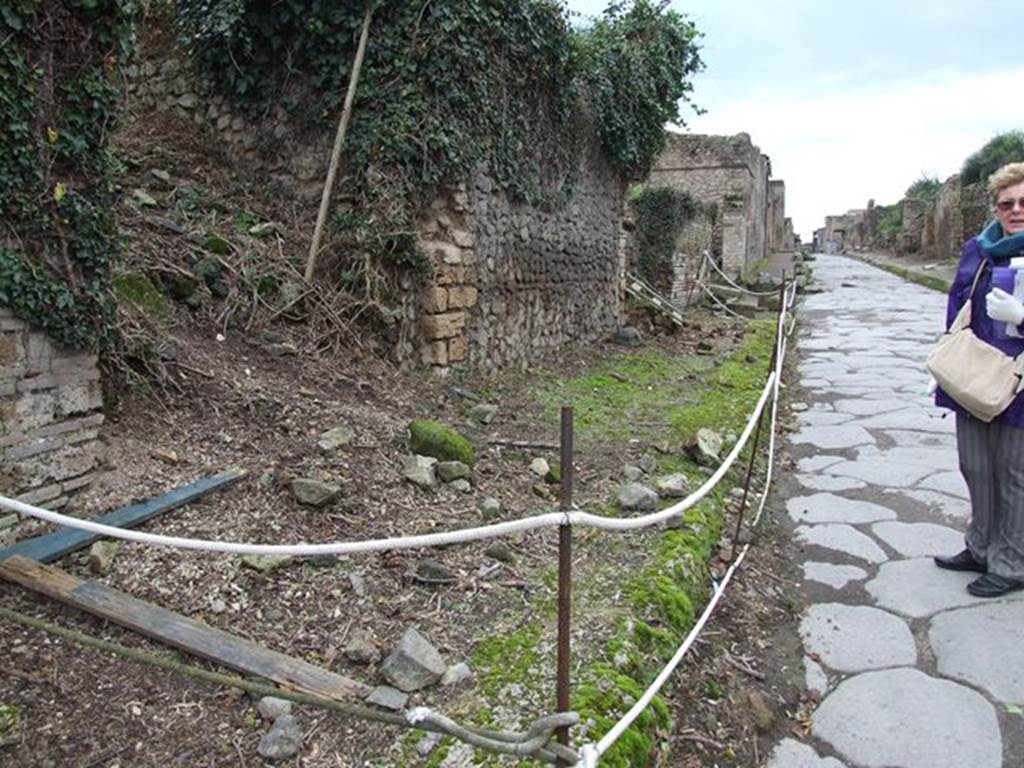 Via dell’Abbondanza. December 2006. South side near II.5.2. Looking west towards the junction with Vicolo dell’ Anfiteatro. .