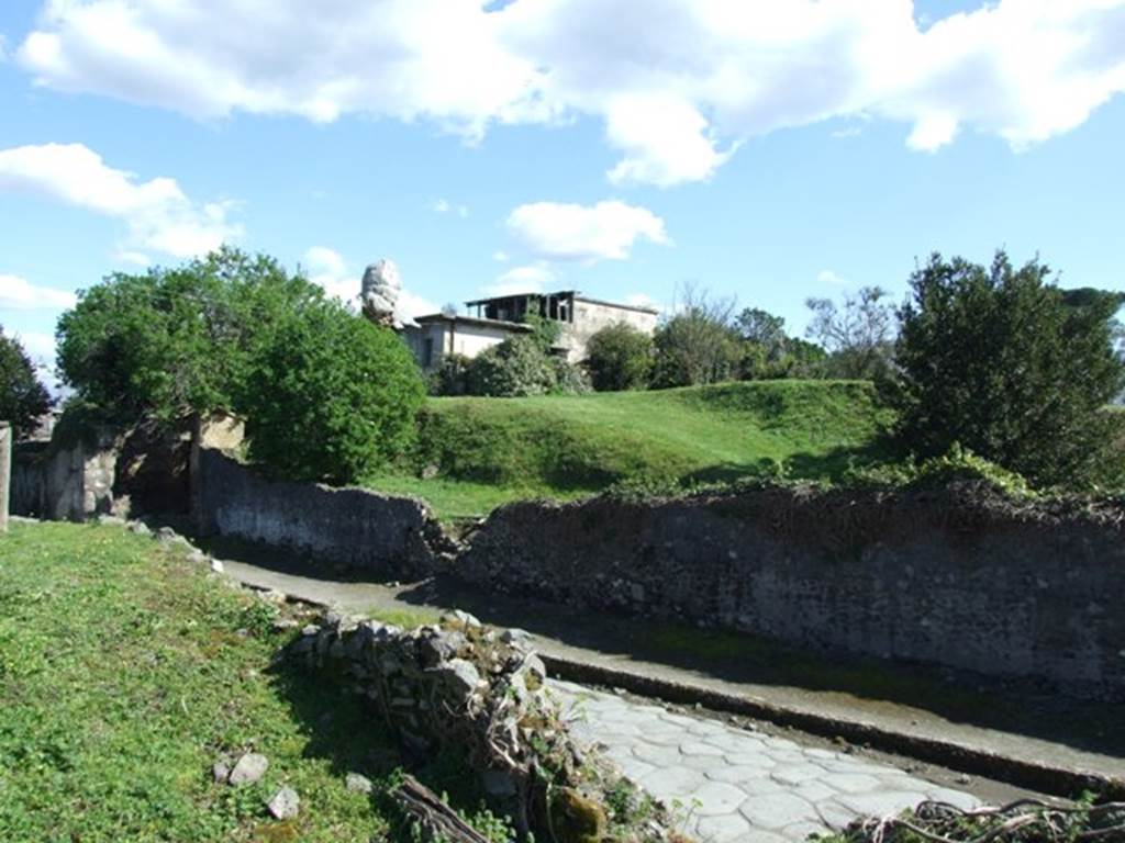 Via dell’ Abbondanza between III.7 and II.5. Looking east. March 2009.