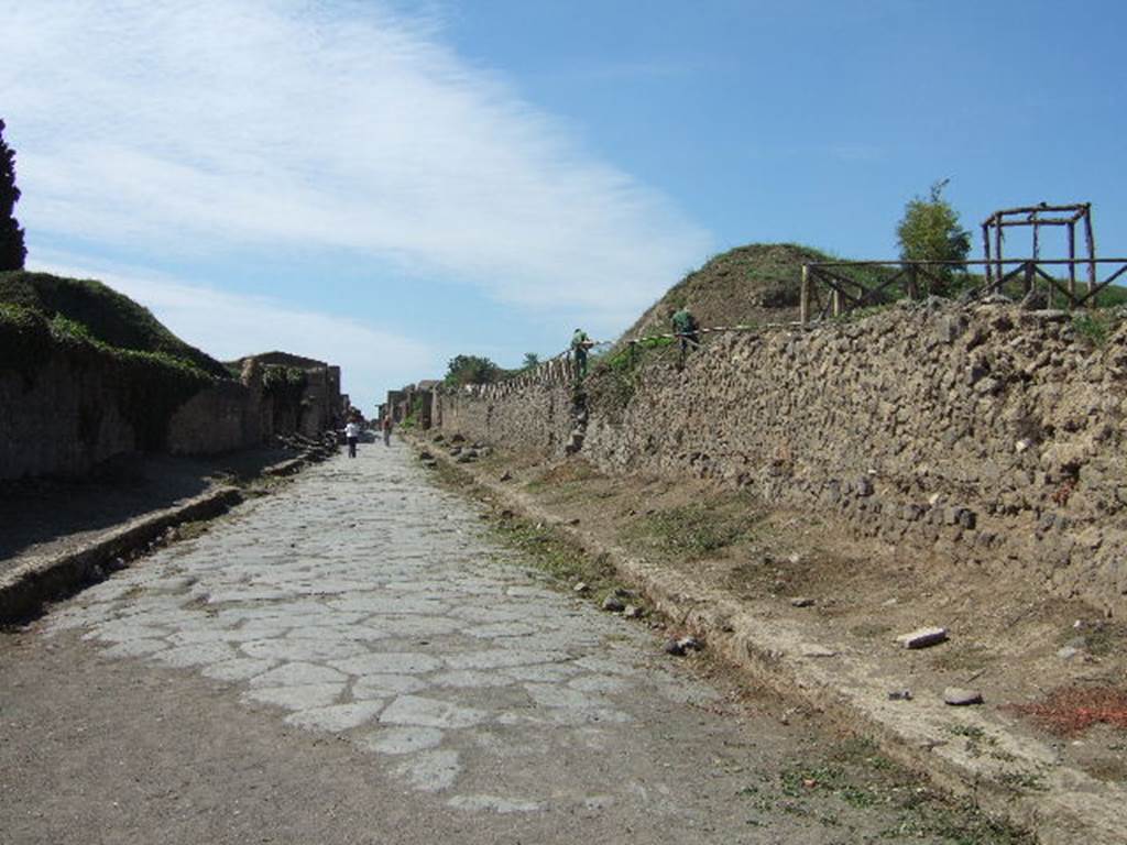 Via dell’Abbondanza between II.5 and III.7. September 2005. Looking west.