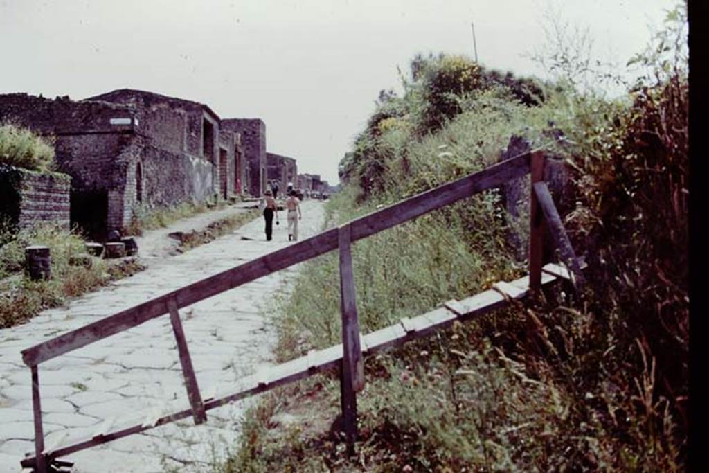 Via dell’Abbondanza, Pompeii. 1976. Looking west along Via dell’Abbondanza from III.7. 
The ramp was built as the only way up and over into the walled site. 
Photo by Stanley A. Jashemski.   
Source: The Wilhelmina and Stanley A. Jashemski archive in the University of Maryland Library, Special Collections (See collection page) and made available under the Creative Commons Attribution-Non Commercial License v.4. See Licence and use details.
J76f0354
