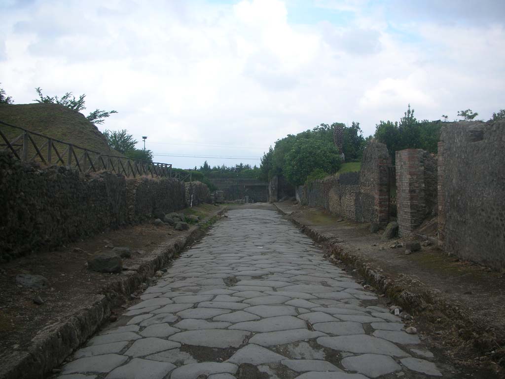 Porta di Sarno or Sarnus Gate. May 2010. Looking north-east from II.5, Pompeii. Photo courtesy of Ivo van der Graaff.