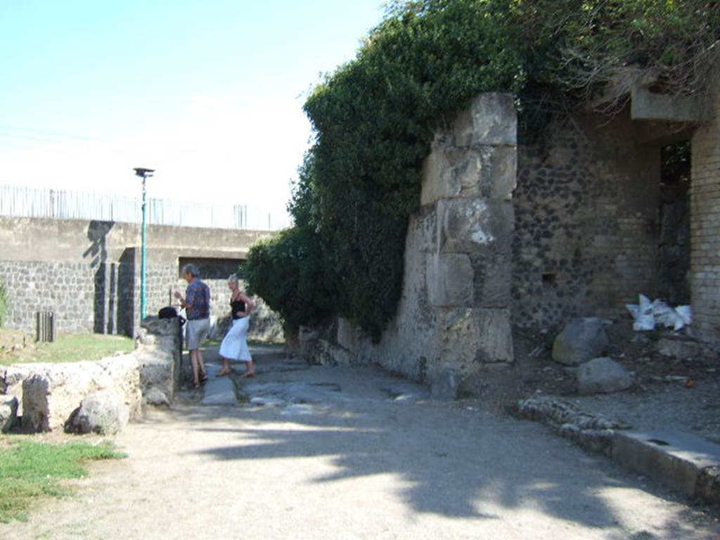 Via dell’Abbondanza, Pompeii. May 2010. 
Looking west from Sarno Gate, with II.5 on left, and III.7 on right. Photo courtesy of Ivo van der Graaff.

