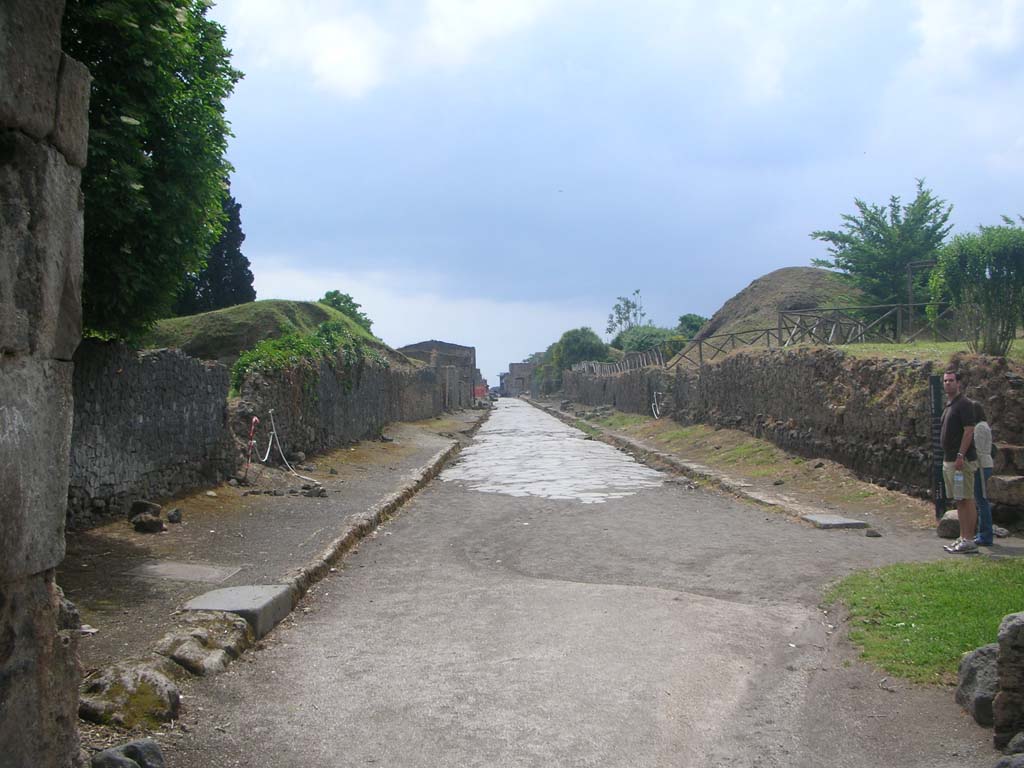 Via dell’Abbondanza. June 2012. Looking west through the Sarno Gate along the length of Via dell’Abbondanza.  Photo courtesy of Michael Binns.

