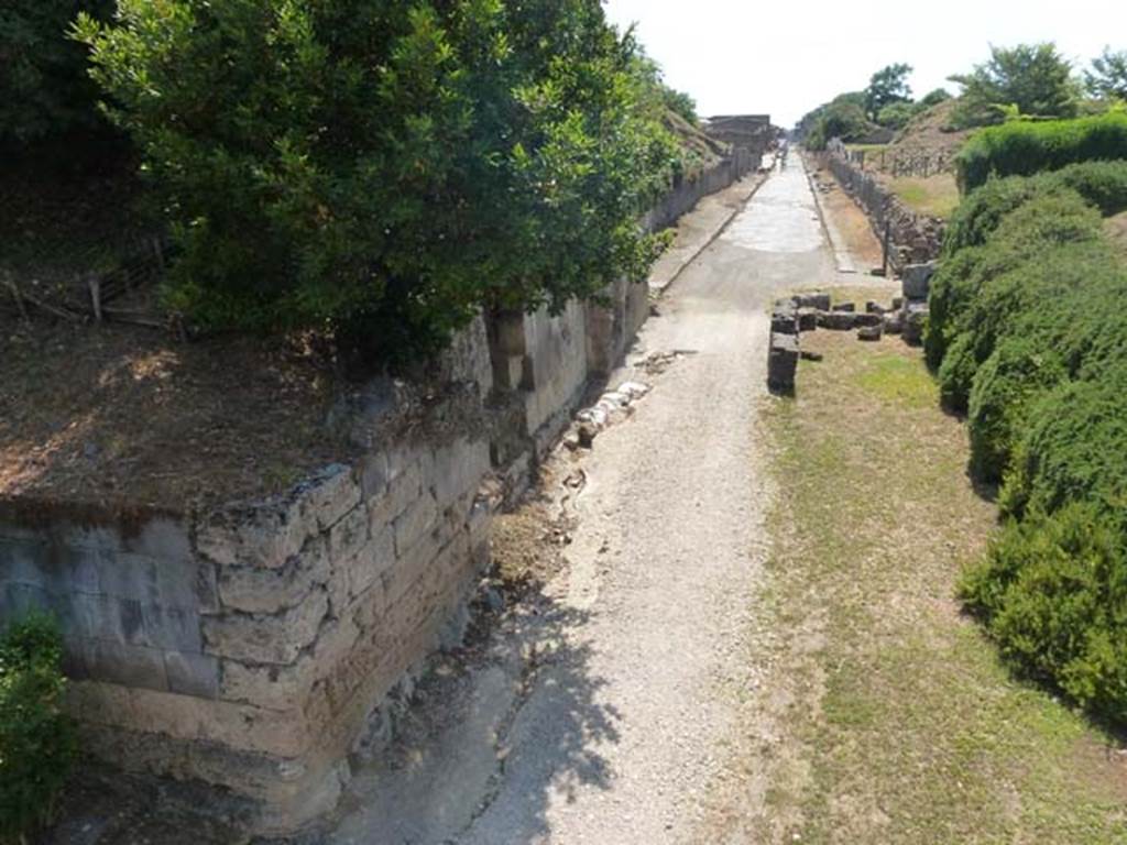 Via dell’Abbondanza. April 2005. Looking west through the Sarno Gate along the length of Via dell’Abbondanza. 
Photo courtesy of Klaus Heese.

