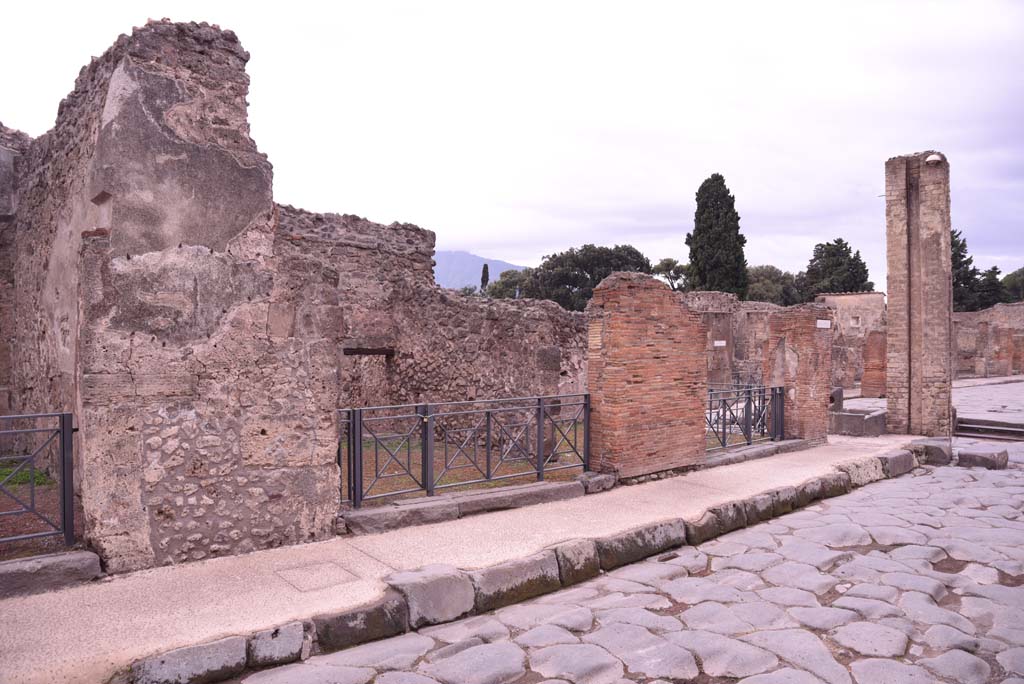 Via dell’Abbondanza, south side, with I.4.17, in centre. October 2019. 
Looking south-west towards Holconius’ crossroad, junction with Via Stabiana, on right.
Foto Tobias Busen, ERC Grant 681269 DÉCOR.

