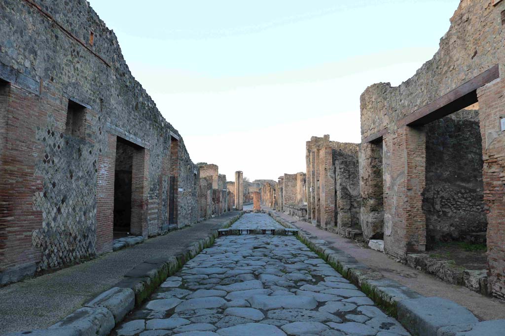 Via dell’Abbondanza between I.4 and IX.1, December 2018. Looking west between I.4 and IX.1, from I.4.26, on left. 
Photo courtesy of Aude Durand.
