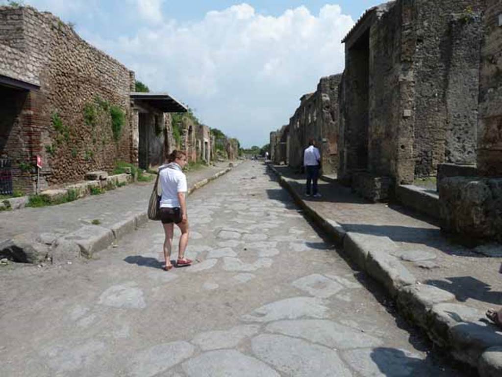 Via dell’Abbondanza. May 2010. Looking east between III.5 and II.2.