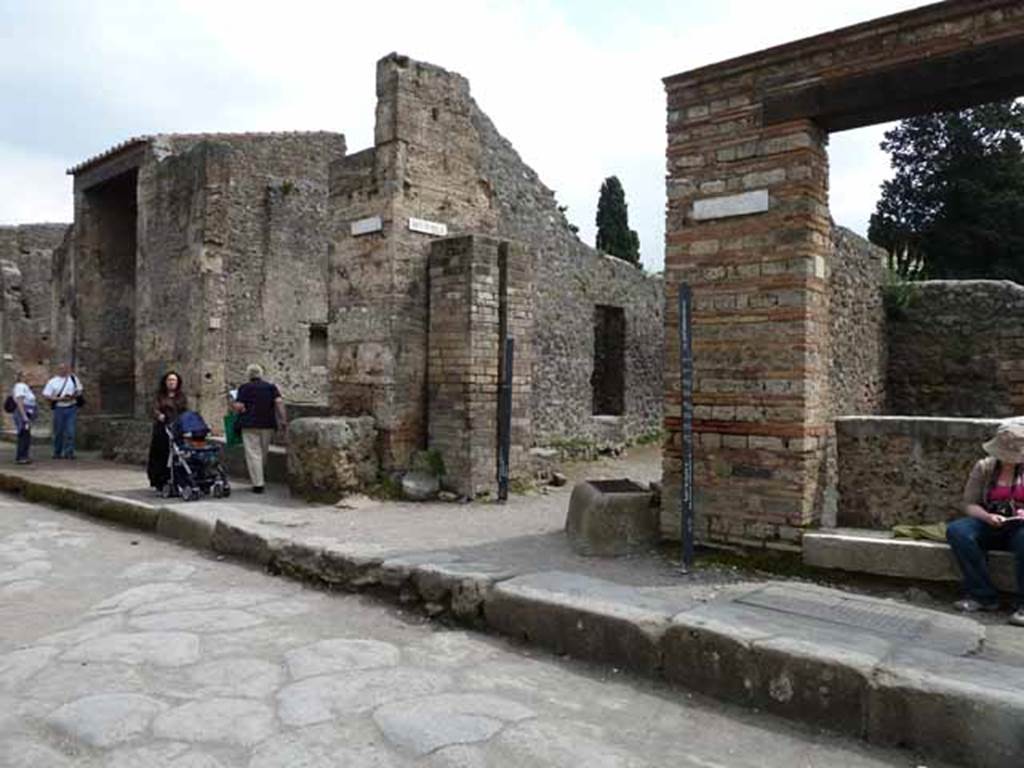 Via dell’Abbondanza, south side. May 2010. Junction with Vicolo di Octavius Quartio.