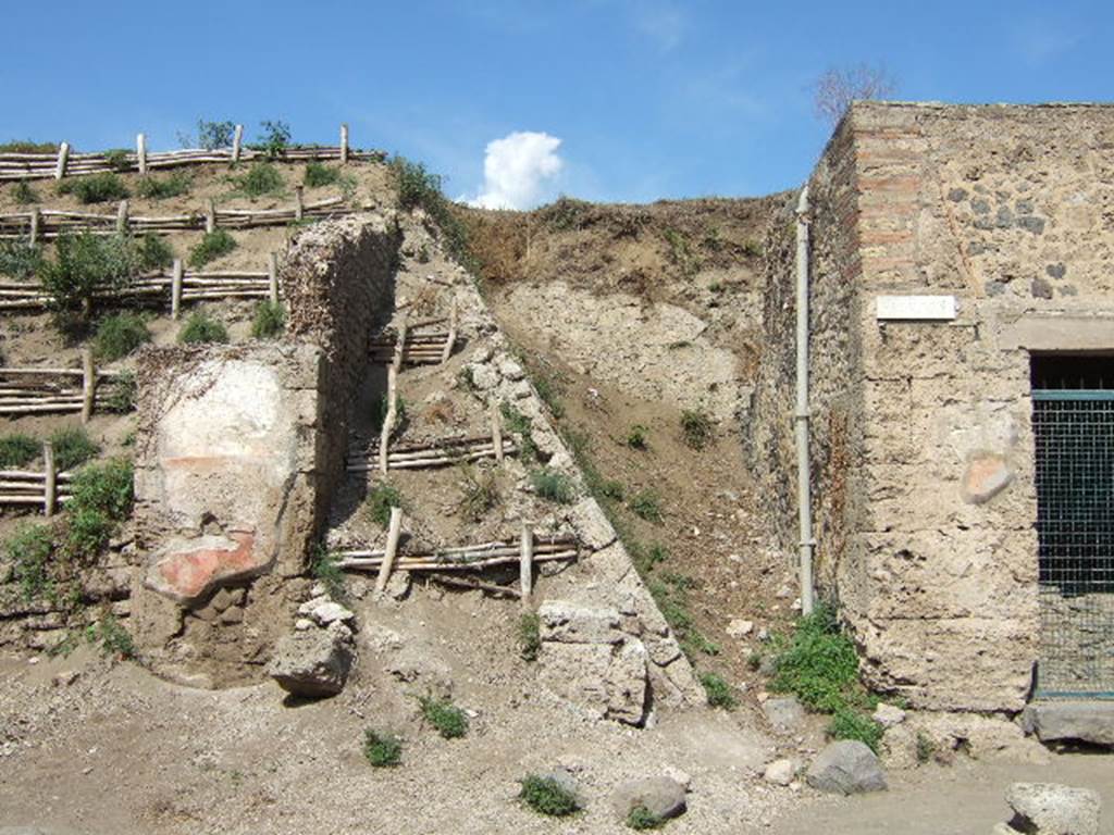 Via dell’Abbondanza. Looking north to unnamed vicolo between III.5 and III.6. September 2005.