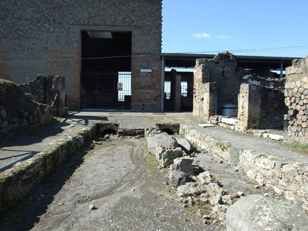 Via delle Terme between VII.6 and VI.4. March 2009.  Looking west to where it joins Vicolo del Farmacista.  See similarities and differences with Mazois, above. 

