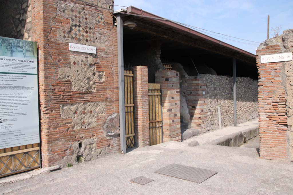 Via delle Terme, Pompeii. September 2021. 
Looking north onto Vicolo del Farmacista at junction at west end with Via delle Terme. Photo courtesy of Klaus Heese.

