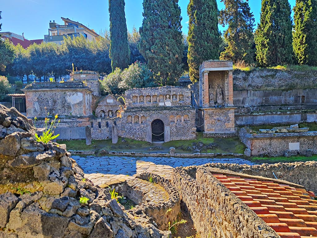 Via delle Tombe, Pompeii. October 2022. 
Looking north-east towards city walls and tombs, from junction with Via di Nocera. Photo courtesy of Klaus Heese.
