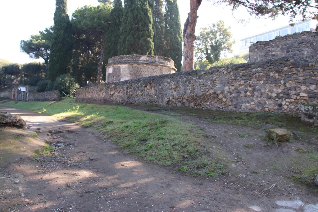 Via delle Tombe, north side. December 2004. Looking west from Tomb 22EN. 