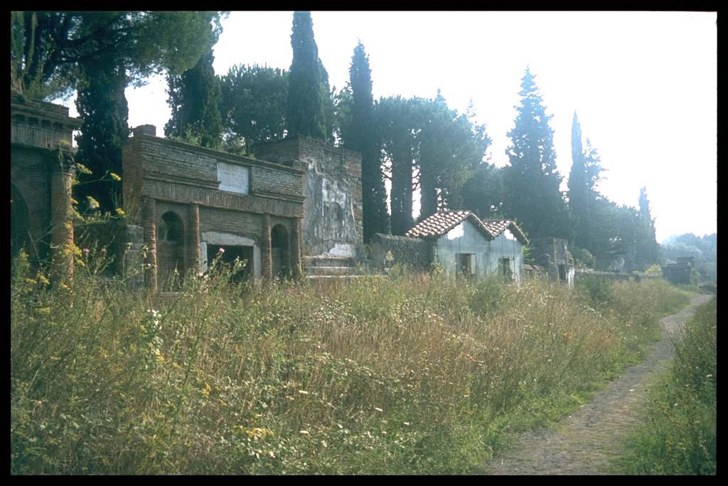 Via delle Tombe, east end. May 2010. Surge and lapilli layers from 79AD eruption near Tomb 19ES. 