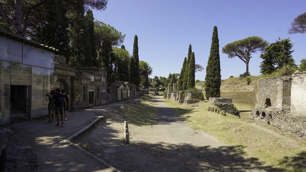 Via delle Tombe, south side, Pompeii. October 2022. 
Looking south-west from junction with Via di Nocera. Photo courtesy of Klaus Heese.
