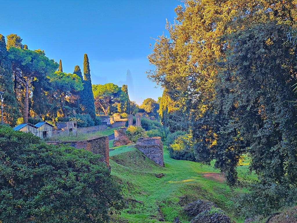 Via delle Tombe, Pompeii. October 2022. Looking west from junction with Via di Nocera. Photo courtesy of Klaus Heese.