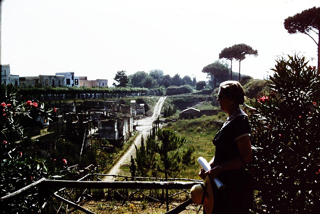 Via delle Tombe. December 2004. Looking west from junction with Via di Nocera. 