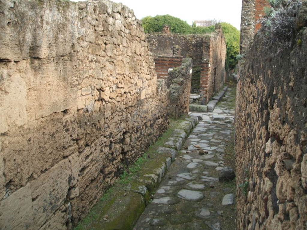 Vicolo degli Scheletri. December 2004. Looking east to crossroads with Vicolo di Eumachia. 