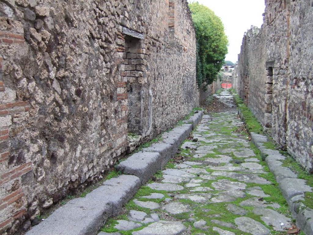 Vicolo degli Scheletri between VII.10 and VII.13. December 2005. Looking east from crossroads with Vicolo di Eumachia. 