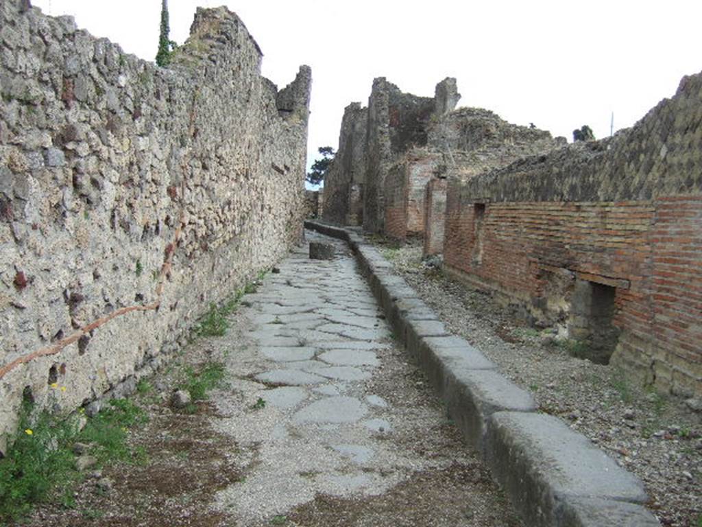 Vicolo del Gigante, September 2005. Looking south between VII.15 and VII.16, from junction with Vicolo dei Soprastanti. 
