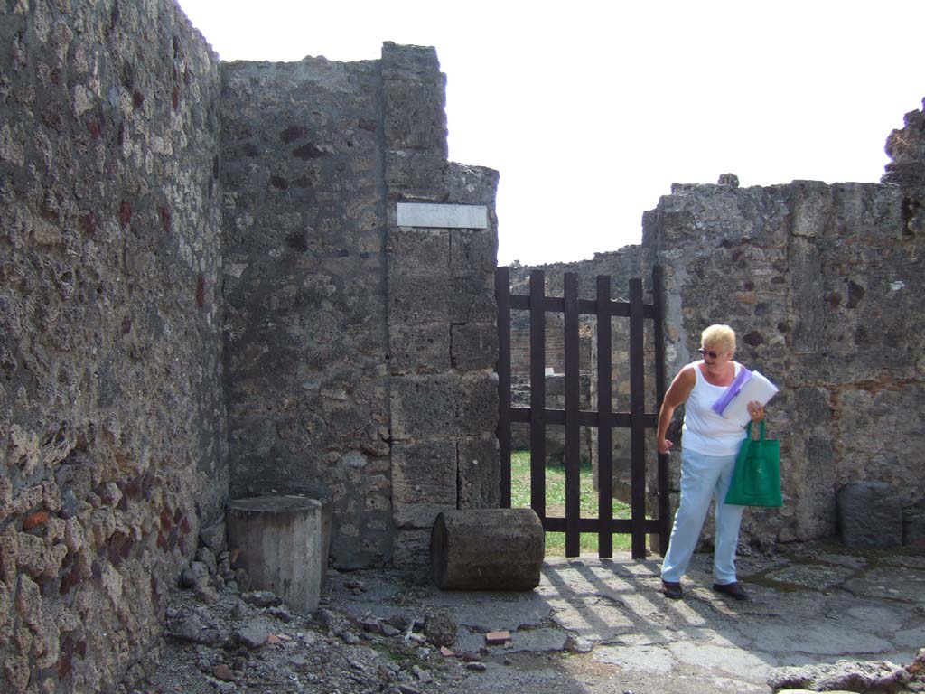 Vicolo del Gallo. September 2005. Looking south towards narrow corner and VII.7.15. 