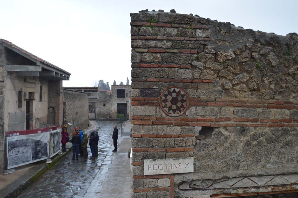 Vicolo del Menandro, south side, Pompeii. March 2018. Looking east from upper I.10.9.
Foto Taylor Lauritsen, ERC Grant 681269 DCOR.
