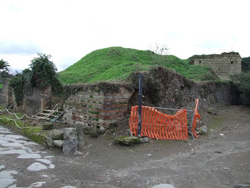 Vicolo dell’Anfiteatro. December 2006. East side of the junction with Via dell’Abbondanza. 