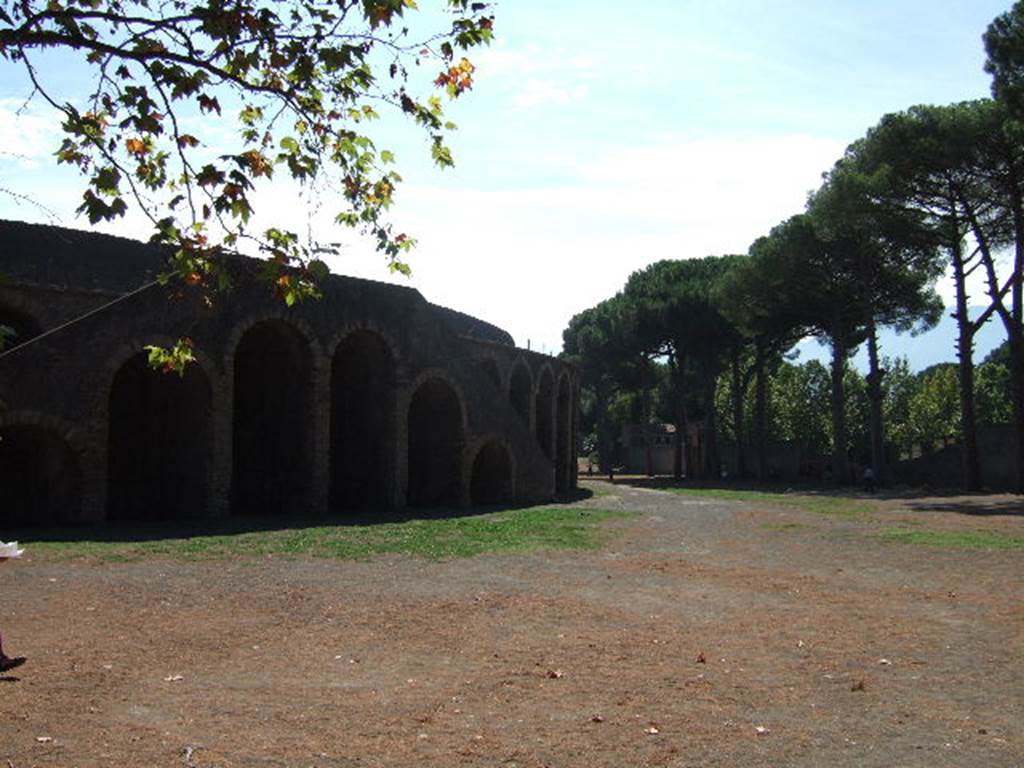 Vicolo dell’Anfiteatro, south end. August 2021. Looking north towards Via dell’Abbondanza. Photo courtesy of Robert Hanson.