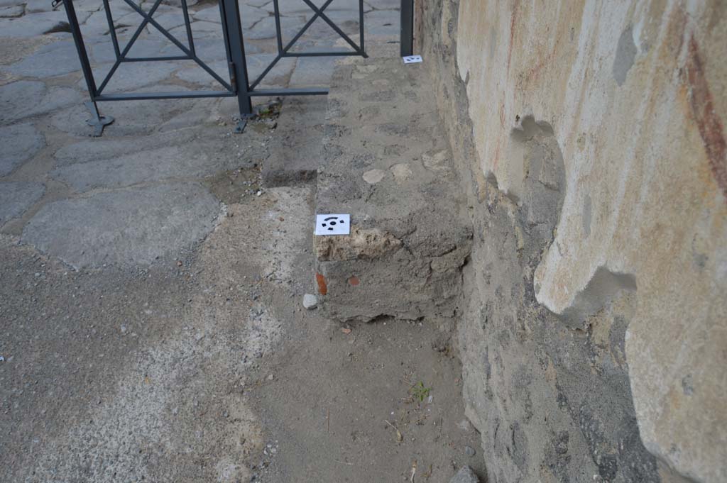 Vicolo dell'Efebo, Pompeii. October 2018. Looking north to bench at junction with Via dellAbbondanza.
Foto Taylor Lauritsen, ERC Grant 681269 DCOR.
